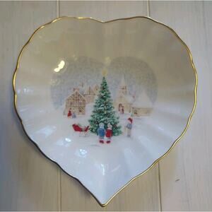 Mikasa Merry Christmas Holiday Scalloped Sweet Heart Plate Bone China FX032